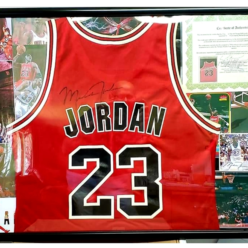 MICHAEL JORDAN  AUTOGRAPHED JERSEY!